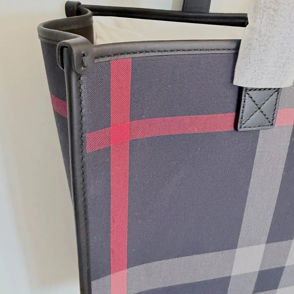 NWT AUTH BURBERRY LG BOOK TOTE IN NAVY W/BLACK LEATHER HANDLES, PIPING & BOTTOM - Picture 5 of 7